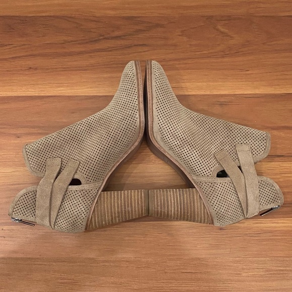 VINCE CAMUTO Perforated Tan Suede Heeled Booties Ankle Boots Women’s Size 7.5 - Picture 5 of 16
